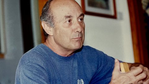 Francesc Frutos i Gras (1939-2020), dirigent del Partit Comunista d'Espanya, diputat d'Izquierda Unida i candidat a la presidència del govern espanyol, al domicili familiar de Calella. Agost de 1997. Foto: Saül Gordillo (El Punt / Repòrter)
