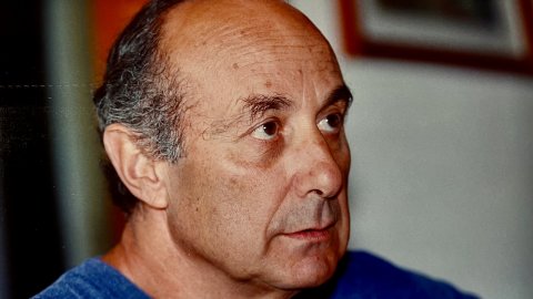 Francesc Frutos i Gras (1939-2020), dirigent del Partit Comunista d'Espanya, diputat d'Izquierda Unida i candidat a la presidència del govern espanyol, al domicili familiar de Calella. Agost de 1997. Foto: Saül Gordillo (El Punt / Repòrter)
