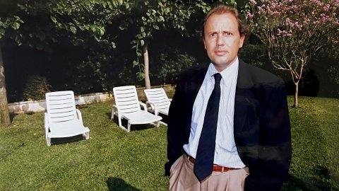 Santiago García-Nieto, empresari hoteler, vicepresident del Gremi d'Empresaris d'Hosteleria del Maresme, davant de l'hotel Luna Park. Malgrat de Mar. Anys 90. Foto: Saül Gordillo