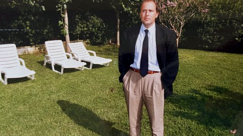 Santiago García-Nieto, empresari hoteler, vicepresident del Gremi d'Empresaris d'Hosteleria del Maresme, davant de l'hotel Luna Park. Malgrat de Mar. Anys 90. Foto: Saül Gordillo