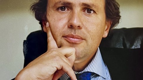 Santiago García-Nieto, empresari hoteler, vicepresident del Gremi d'Empresaris d'Hosteleria del Maresme, davant de l'hotel Luna Park. Malgrat de Mar. Anys 90. Foto: Saül Gordillo