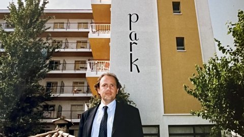 Santiago García-Nieto, empresari hoteler, vicepresident del Gremi d'Empresaris d'Hosteleria del Maresme, davant de l'hotel Luna Park. Malgrat de Mar. Anys 90. Foto: Saül Gordillo