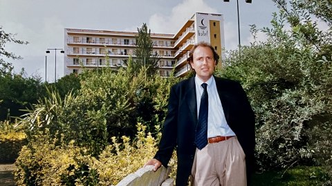 Santiago García-Nieto, empresari hoteler, vicepresident del Gremi d'Empresaris d'Hosteleria del Maresme, davant de l'hotel Luna Park. Malgrat de Mar. Anys 90. Foto: Saül Gordillo