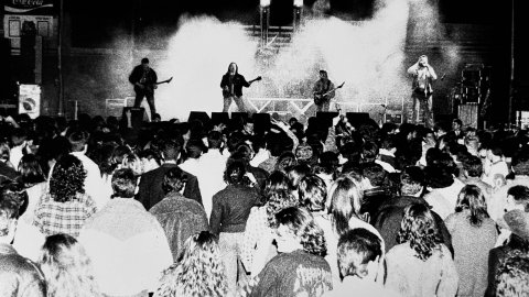 Concert d'Umpah-pah, amb Adrià Puntí, i Sangtraït, amb Quim Mandado, Papa Juls i Martín Rodríguez, al camp de futbol de Malgrat de Mar. Estiu de 1992. Foto: Saül Gordillo (El Punt / Repòrter)