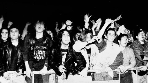 Concert d'Umpah-pah, amb Adrià Puntí, i Sangtraït, amb Quim Mandado, Papa Juls i Martín Rodríguez, al camp de futbol de Malgrat de Mar. Estiu de 1992. Foto: Saül Gordillo (El Punt / Repòrter)
