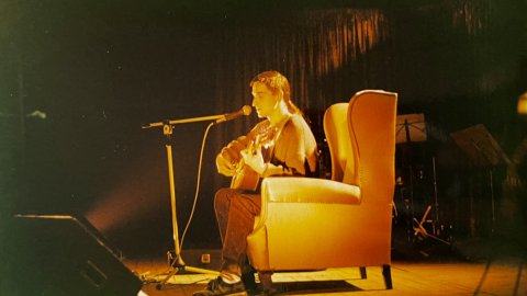Actuació d'Albert Pla a l'envelat de la plaça Espanya. Pineda de Mar. Anys 90. Foto: Saül Gordillo (El Punt / Repòrter) 