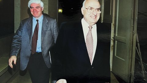 Judici a l'alcalde de Calella Ramon Bagó i Agulló (CiU) a l'Audiència de Barcelona per la denúncia dels propietaris de les guinguetes enderrocades. A la imatge, Bagó amb Manuel Novoa, cap de Costes a Catalunya. Anys 90. Foto: Saül Gordillo