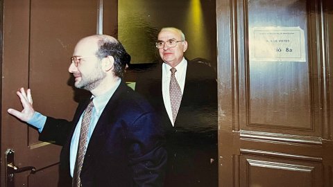 Judici a l'alcalde de Calella Ramon Bagó i Agulló (CiU) a l'Audiència de Barcelona per la denúncia dels propietaris de les guinguetes de la platja enderrocades. Anys 90. Foto: Saül Gordillo (El Punt / Repòrter)