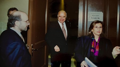 Judici a l'alcalde de Calella Ramon Bagó i Agulló (CiU) a l'Audiència de Barcelona per la denúncia dels propietaris de les guinguetes de la platja enderrocades. Anys 90. Foto: Saül Gordillo (El Punt / Repòrter)