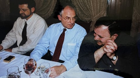 El president d'Iniciativa per Catalunya Verds, Rafael Ribó, en un acte al Maresme, acompanyat del tinent d'alcalde de Mataró Salvador Milà. Anys 90. Foto: Saül Gordillo (El Punt / Repòrter) 