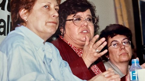 La diputada d'Izquierda Unida i advocada Cristina Almeida, en un acte d'Iniciativa per Catalunya a Mataró, acompanyada de la regidora d'ICV Carmina Benito i de Carmen Ortega. Mataró. Anys 90. Foto: Saül Gordillo (El Punt / Repòrter) 