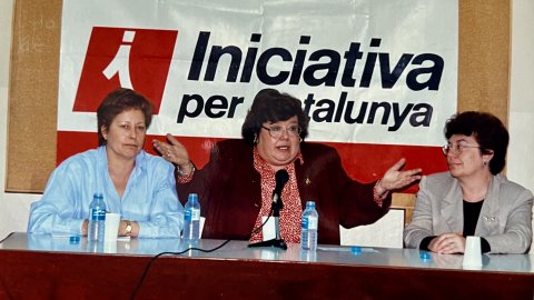 La diputada d'Izquierda Unida i advocada Cristina Almeida, en un acte d'Iniciativa per Catalunya a Mataró, acompanyada de la regidora d'ICV Carmina Benito i de Carmen Ortega. Mataró. Anys 90. Foto: Saül Gordillo (El Punt / Repòrter) 