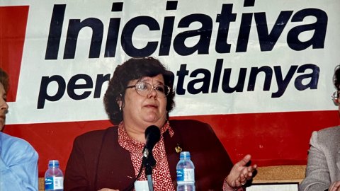 La diputada d'Izquierda Unida i advocada Cristina Almeida, en un acte d'Iniciativa per Catalunya a Mataró, acompanyada de la regidora d'ICV Carmina Benito i de Carmen Ortega. Mataró. Anys 90. Foto: Saül Gordillo (El Punt / Repòrter) 