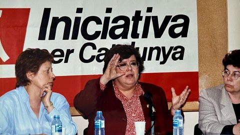 La diputada d'Izquierda Unida i advocada Cristina Almeida, en un acte d'Iniciativa per Catalunya a Mataró, acompanyada de la regidora d'ICV Carmina Benito i de Carmen Ortega. Mataró. Anys 90. Foto: Saül Gordillo (El Punt / Repòrter) 