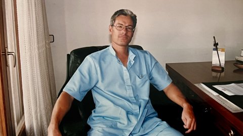 El doctor Xavier Pacheco, regidor de Calella entre 1991 i 1999, com a independent de CiU, va portar les regidories de Sanitat, Medi Ambient, Joventut, Turisme i Comerç i va ser president de l'Hospital Sant Jaume. Anys 90. Calella. Foto: Saül Gordillo