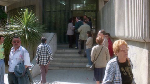 Un grup de persones esperen davant de la comissaria del Cuerpo Nacional de Policía per renovar el seu DNI a l'Avinguda Gatassa de la de Mataró. 9 de maig de 1996. Foto: Saül Gordillo (El Punt)
