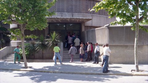 Un grup de persones esperen davant de la comissaria del Cuerpo Nacional de Policía per renovar el seu DNI a l'Avinguda Gatassa de la de Mataró. 9 de maig de 1996. Foto: Saül Gordillo (El Punt)