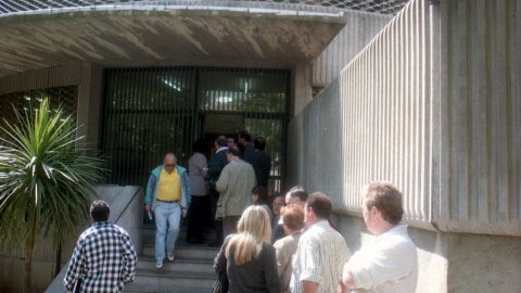 Un grup de persones esperen davant de la comissaria del Cuerpo Nacional de Policía per renovar el seu DNI a l'Avinguda Gatassa de la de Mataró. 9 de maig de 1996. Foto: Saül Gordillo (El Punt)