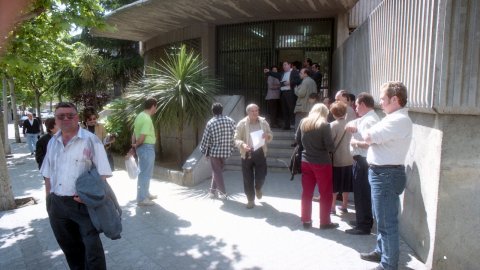 Un grup de persones esperen davant de la comissaria del Cuerpo Nacional de Policía per renovar el seu DNI a l'Avinguda Gatassa de la de Mataró. 9 de maig de 1996. Foto: Saül Gordillo (El Punt)