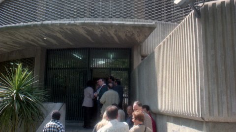 Un grup de persones esperen davant de la comissaria del Cuerpo Nacional de Policía per renovar el seu DNI a l'Avinguda Gatassa de la de Mataró. 9 de maig de 1996. Foto: Saül Gordillo (El Punt)