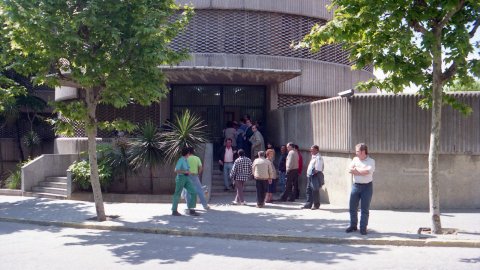 Un grup de persones esperen davant de la comissaria del Cuerpo Nacional de Policía per renovar el seu DNI a l'Avinguda Gatassa de la de Mataró. 9 de maig de 1996. Foto: Saül Gordillo (El Punt)