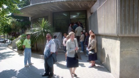 Un grup de persones esperen davant de la comissaria del Cuerpo Nacional de Policía per renovar el seu DNI a l'Avinguda Gatassa de la de Mataró. 9 de maig de 1996. Foto: Saül Gordillo (El Punt)