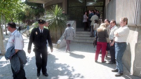 Un grup de persones esperen davant de la comissaria del Cuerpo Nacional de Policía per renovar el seu DNI a l'Avinguda Gatassa de la de Mataró. 9 de maig de 1996. Foto: Saül Gordillo (El Punt)