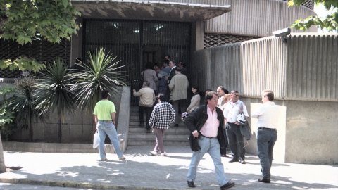 Un grup de persones esperen davant de la comissaria del Cuerpo Nacional de Policía per renovar el seu DNI a l'Avinguda Gatassa de la de Mataró. 9 de maig de 1996. Foto: Saül Gordillo (El Punt)