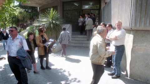 Un grup de persones esperen davant de la comissaria del Cuerpo Nacional de Policía per renovar el seu DNI a l'Avinguda Gatassa de la de Mataró. 9 de maig de 1996. Foto: Saül Gordillo (El Punt)