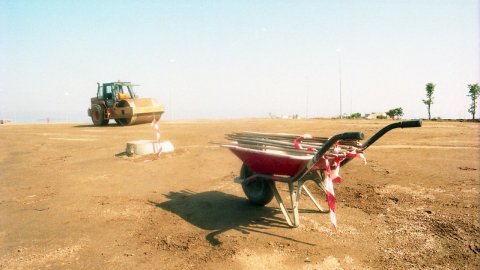 Terrenys del barri de Cirera, reservats per a la construcció de l'híper d'Alcampo, on es fan obres d'urbanització. Espai del futur Mataró Parc. Mataró. 6 de juny de 1996. Foto: Saül Gordillo (El Punt)