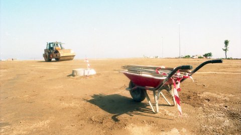 Terrenys del barri de Cirera, reservats per a la construcció de l'híper d'Alcampo, on es fan obres d'urbanització. Espai del futur Mataró Parc. Mataró. 6 de juny de 1996. Foto: Saül Gordillo (El Punt)