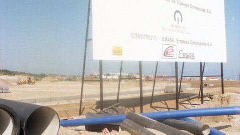Terrenys del barri de Cirera, reservats per a la construcció de l'híper d'Alcampo, on es fan obres d'urbanització. Espai del futur Mataró Parc. Mataró. 6 de juny de 1996. Foto: Saül Gordillo (El Punt)