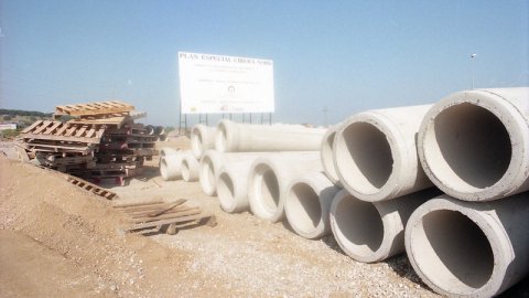 Terrenys del barri de Cirera, reservats per a la construcció de l'híper d'Alcampo, on es fan obres d'urbanització. Espai del futur Mataró Parc. Mataró. 6 de juny de 1996. Foto: Saül Gordillo (El Punt)