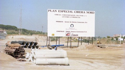Terrenys del barri de Cirera, reservats per a la construcció de l'híper d'Alcampo, on es fan obres d'urbanització. Espai del futur Mataró Parc. Mataró. 6 de juny de 1996. Foto: Saül Gordillo (El Punt)