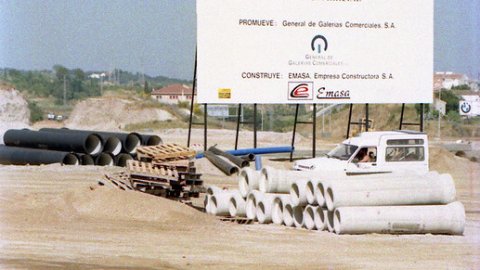Terrenys del barri de Cirera, reservats per a la construcció de l'híper d'Alcampo, on es fan obres d'urbanització. Espai del futur Mataró Parc. Mataró. 6 de juny de 1996. Foto: Saül Gordillo (El Punt)