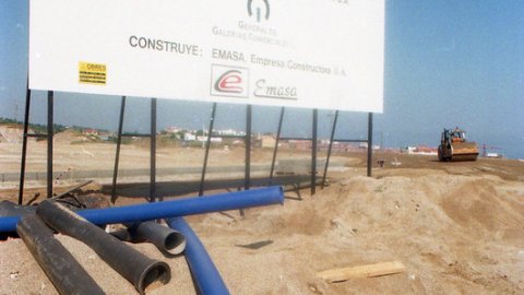 Terrenys del barri de Cirera, reservats per a la construcció de l'híper d'Alcampo, on es fan obres d'urbanització. Espai del futur Mataró Parc. Mataró. 6 de juny de 1996. Foto: Saül Gordillo (El Punt)