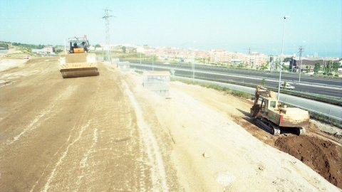 Terrenys del barri de Cirera, reservats per a la construcció de l'híper d'Alcampo, on es fan obres d'urbanització. Espai del futur Mataró Parc. Mataró. 6 de juny de 1996. Foto: Saül Gordillo (El Punt)
