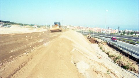 Terrenys del barri de Cirera, reservats per a la construcció de l'híper d'Alcampo, on es fan obres d'urbanització. Espai del futur Mataró Parc. Mataró. 6 de juny de 1996. Foto: Saül Gordillo (El Punt)
