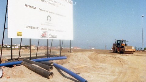 Terrenys del barri de Cirera, reservats per a la construcció de l'híper d'Alcampo, on es fan obres d'urbanització. Espai del futur Mataró Parc. Mataró. 6 de juny de 1996. Foto: Saül Gordillo (El Punt)