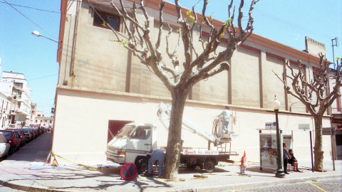 Exterior de la masia de can Boada que es convertirà en un centre de natura. Via Europa. Mataró. 8 de maig de 1996. Foto: Saül Gordillo (El Punt)