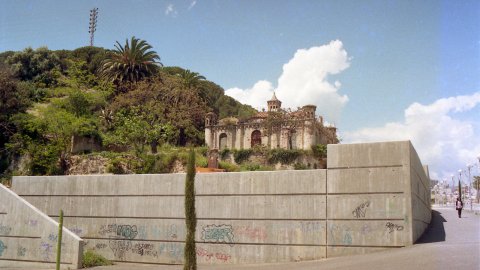 Exterior de la masia de can Boada que es convertirà en un centre de natura. Via Europa. Mataró. 8 de maig de 1996. Foto: Saül Gordillo (El Punt)