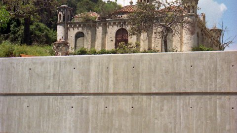 Exterior de la masia de can Boada que es convertirà en un centre de natura. Via Europa. Mataró. 8 de maig de 1996. Foto: Saül Gordillo (El Punt)