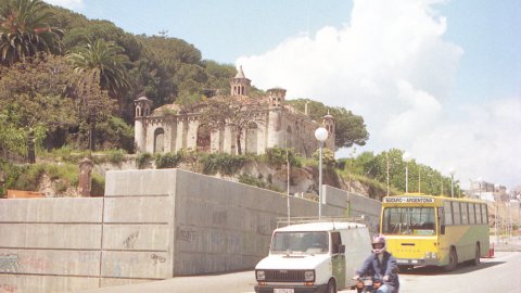 Exterior de la masia de can Boada que es convertirà en un centre de natura. Via Europa. Mataró. 8 de maig de 1996. Foto: Saül Gordillo (El Punt)