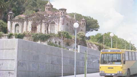 Exterior de la masia de can Boada que es convertirà en un centre de natura. Via Europa. Mataró. 8 de maig de 1996. Foto: Saül Gordillo (El Punt)