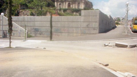 Exterior de la masia de can Boada que es convertirà en un centre de natura. Via Europa. Mataró. 8 de maig de 1996. Foto: Saül Gordillo (El Punt)