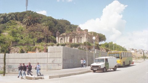 Exterior de la masia de can Boada que es convertirà en un centre de natura. Via Europa. Mataró. 8 de maig de 1996. Foto: Saül Gordillo (El Punt)