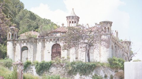 Exterior de la masia de can Boada que es convertirà en un centre de natura. Via Europa. Mataró. 8 de maig de 1996. Foto: Saül Gordillo (El Punt)
