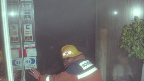 Incendi a la botiga Mami-Kinder de la Riera de Mataró, amb els bombers apagant el foc. El regidor de la Policia Local, Remigi Herrero (PSC), i el de CiU Jordi Surinyach assisteixen al lloc dels fets. Mataró. 24 d'abril de 1996. Foto: Saül Gordillo (El Punt)