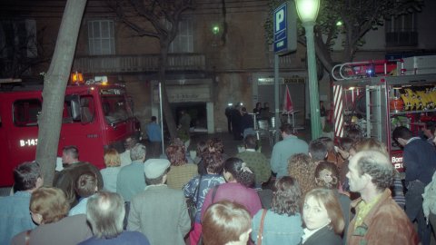 Incendi a la botiga Mami-Kinder de la Riera de Mataró, amb els bombers apagant el foc. El regidor de la Policia Local, Remigi Herrero (PSC), i el de CiU Jordi Surinyach assisteixen al lloc dels fets. Mataró. 24 d'abril de 1996. Foto: Saül Gordillo (El Punt)