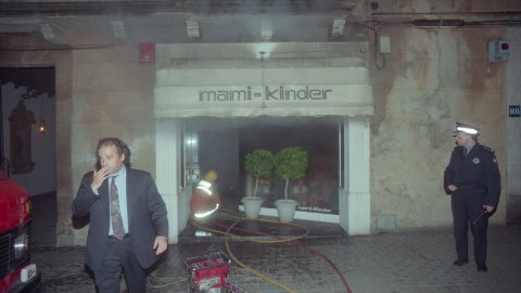 Incendi a la botiga Mami-Kinder de la Riera de Mataró, amb els bombers apagant el foc. El regidor de la Policia Local, Remigi Herrero (PSC), i el de CiU Jordi Surinyach assisteixen al lloc dels fets. Mataró. 24 d'abril de 1996. Foto: Saül Gordillo (El Punt)